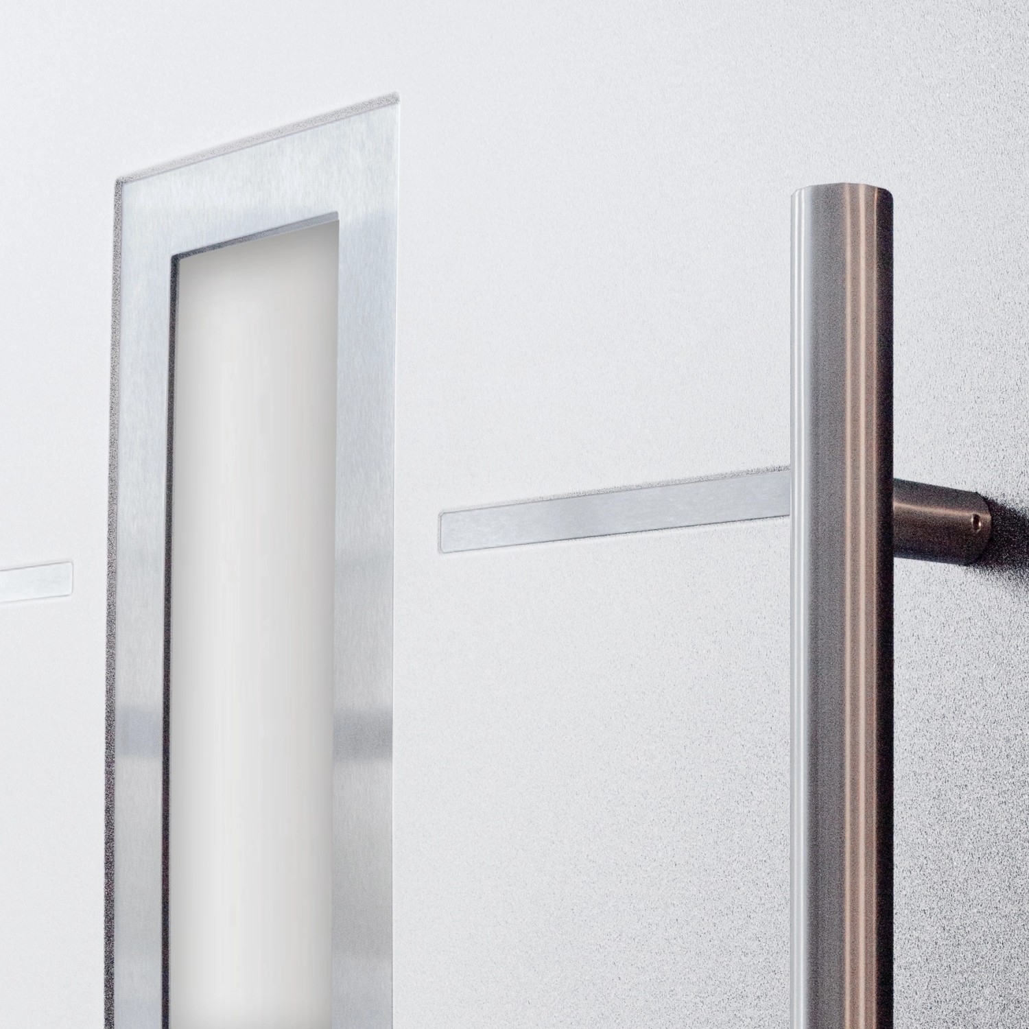 Detailansicht: Weiße Sicherheits-Haustür ThermoSpace Milano Prime RC2 mit Edelstahlgriff.