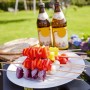 Grillspieße mit Gemüse und Brot auf Jamestown Holzkohlegrill Jaxon. Zwei Bierflaschen im Hintergrund.