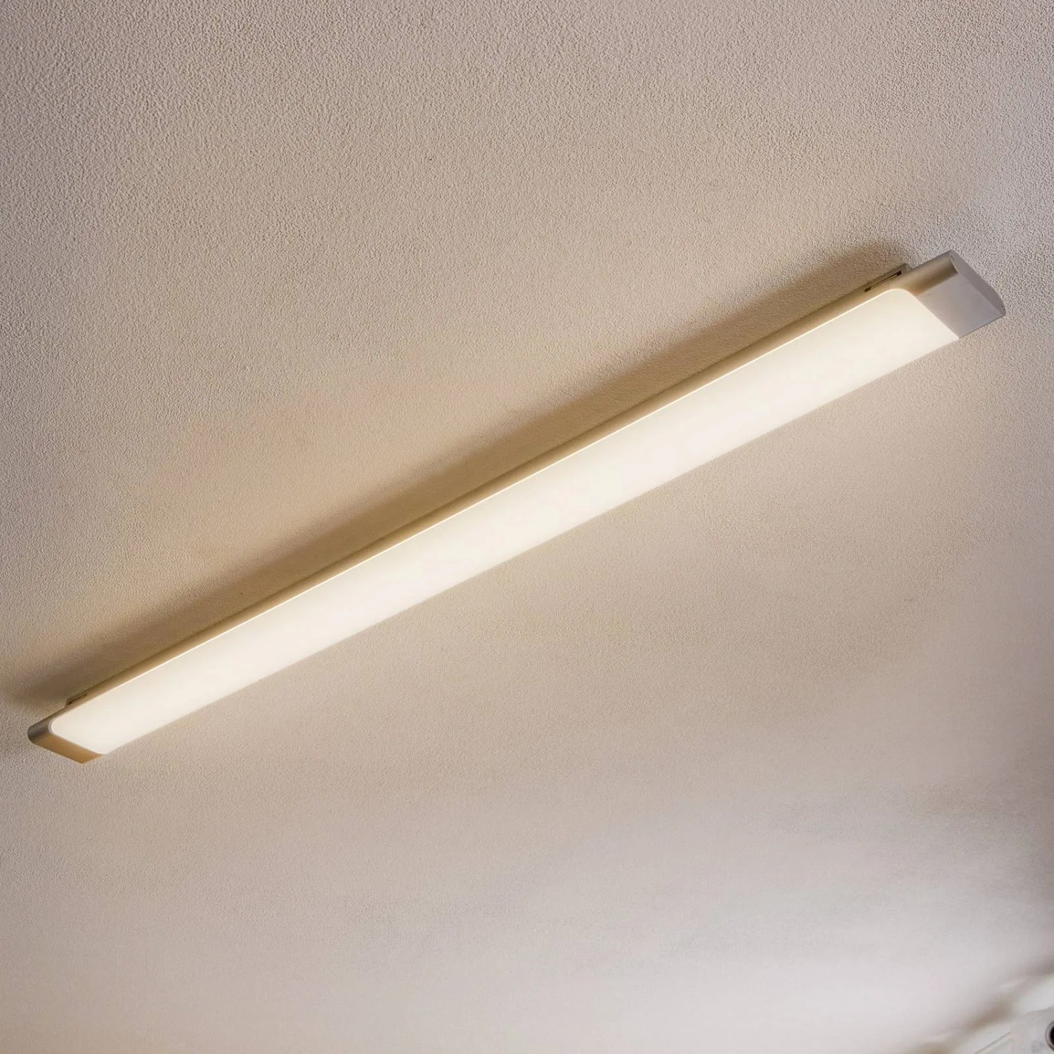 Moderne Arcchio LED Deckenleuchte Vinca in Alu, 120cm lang, für Arbeitszimmer und Büro.