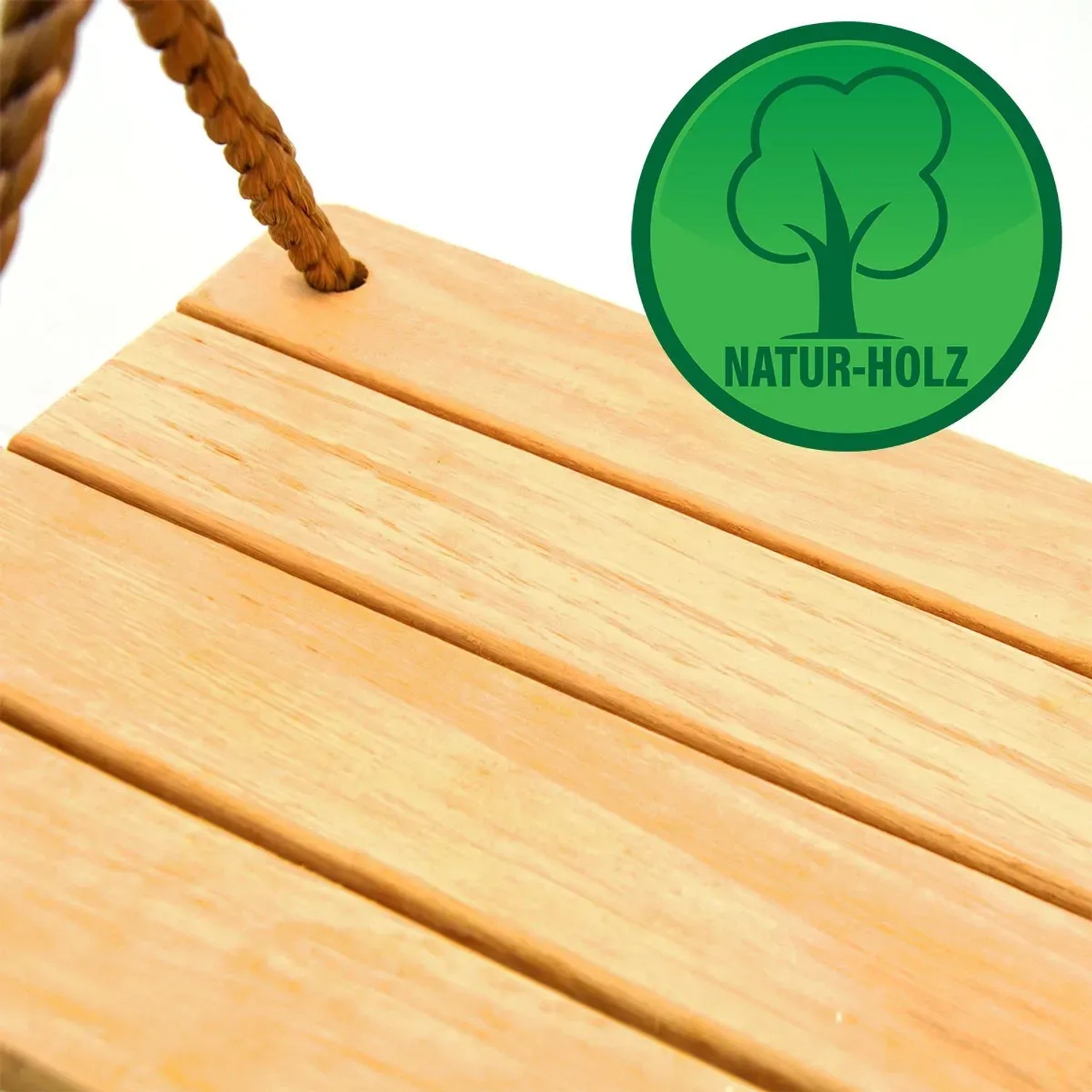 Detailaufnahme: LittleTom Brettschaukel aus Naturholz mit Seilaufhängung und "Natur-Holz" Logo.