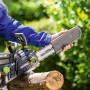 LUX-TOOLS 20V Akku-Kettensäge mit Kettenschutz sägt Holzstamm im Garten. Kabellose Motorsäge.