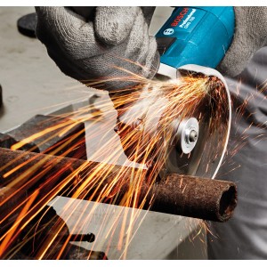 Bosch Professional GWS 750-125 Winkelschleifer im Einsatz beim Trennen von Metall mit Funkenflug.