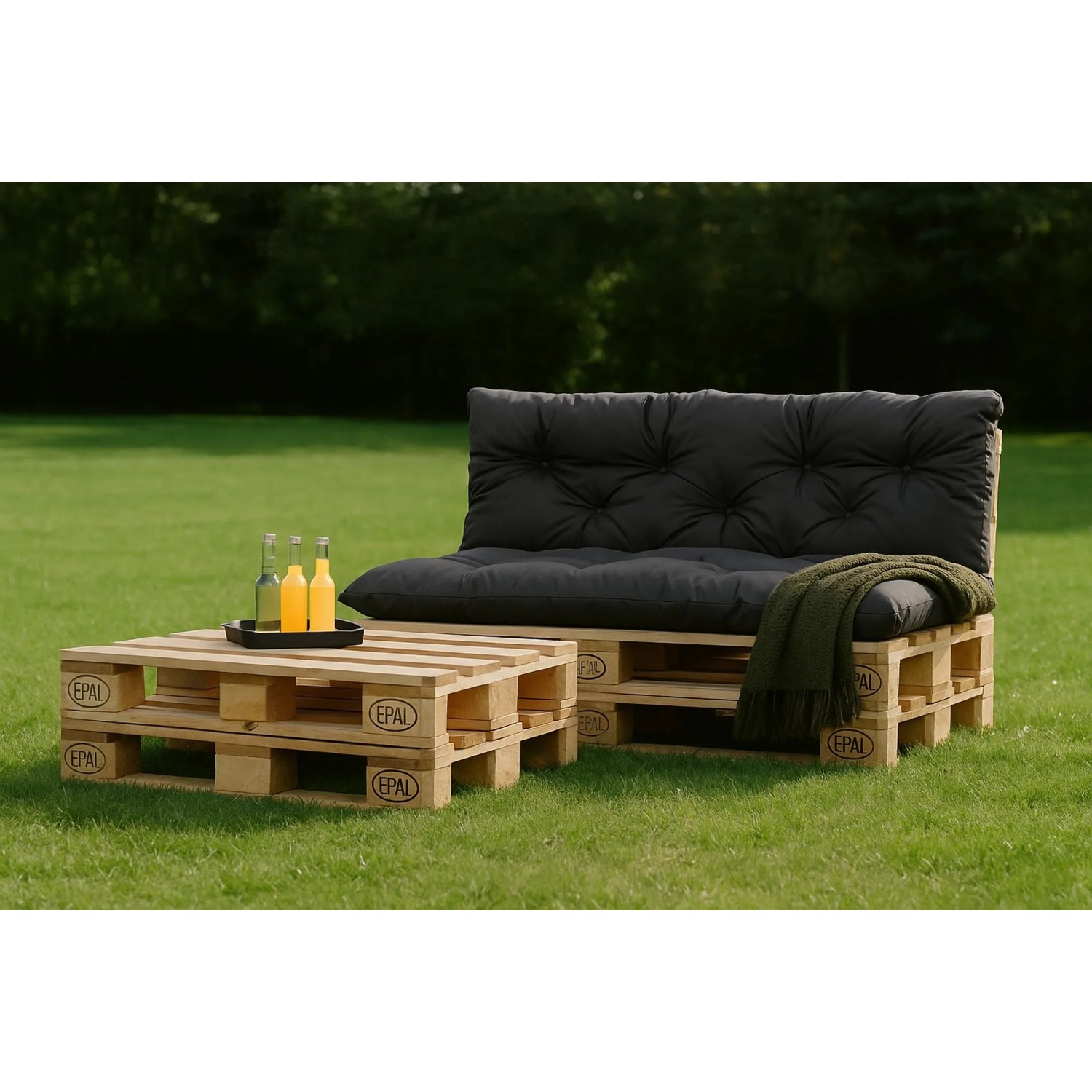 Anthrazit Palettenkissen Set: Sitz- und Rückenkissen auf Holzpaletten-Sofa mit passendem Tisch im Garten. Ideal für Loungemöbel.