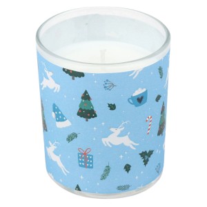Duftglas mit weißem Wachs und hellblauer Banderole, winterliche Motive wie Rentiere, Tannenbäume, Geschenke. Duftkerze.