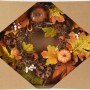 Herbstkranz mit bunten Blättern, orangefarbenen Kürbissen, Tannenzapfen und Beeren in Kartonverpackung. Dekokranz.