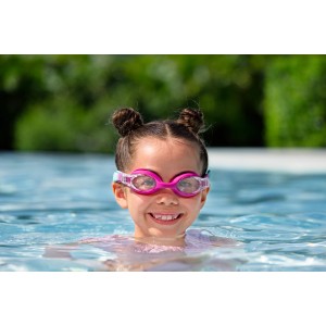 Lächelndes Mädchen mit pinkfarbener Bestway Schwimmbrille Splashflex im Pool.