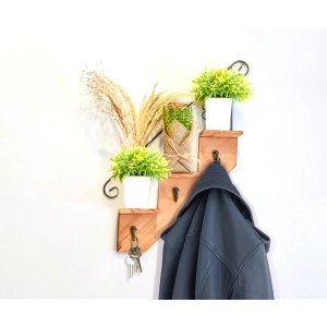 Montageband Scotch-Fix Extreme, doppelseitig, 19mm x 1,8m, weiß, im Innenbereich an Wand mit Deko und Jacke.