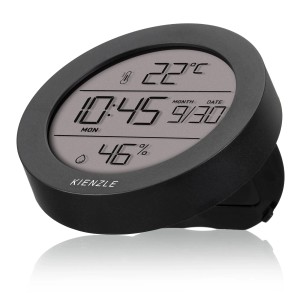 Schwarzer Kienzle Thermo-Hygrometer (Ø 6,7 cm) mit digitaler Anzeige von Temperatur, Luftfeuchtigkeit, Uhrzeit und Datum.