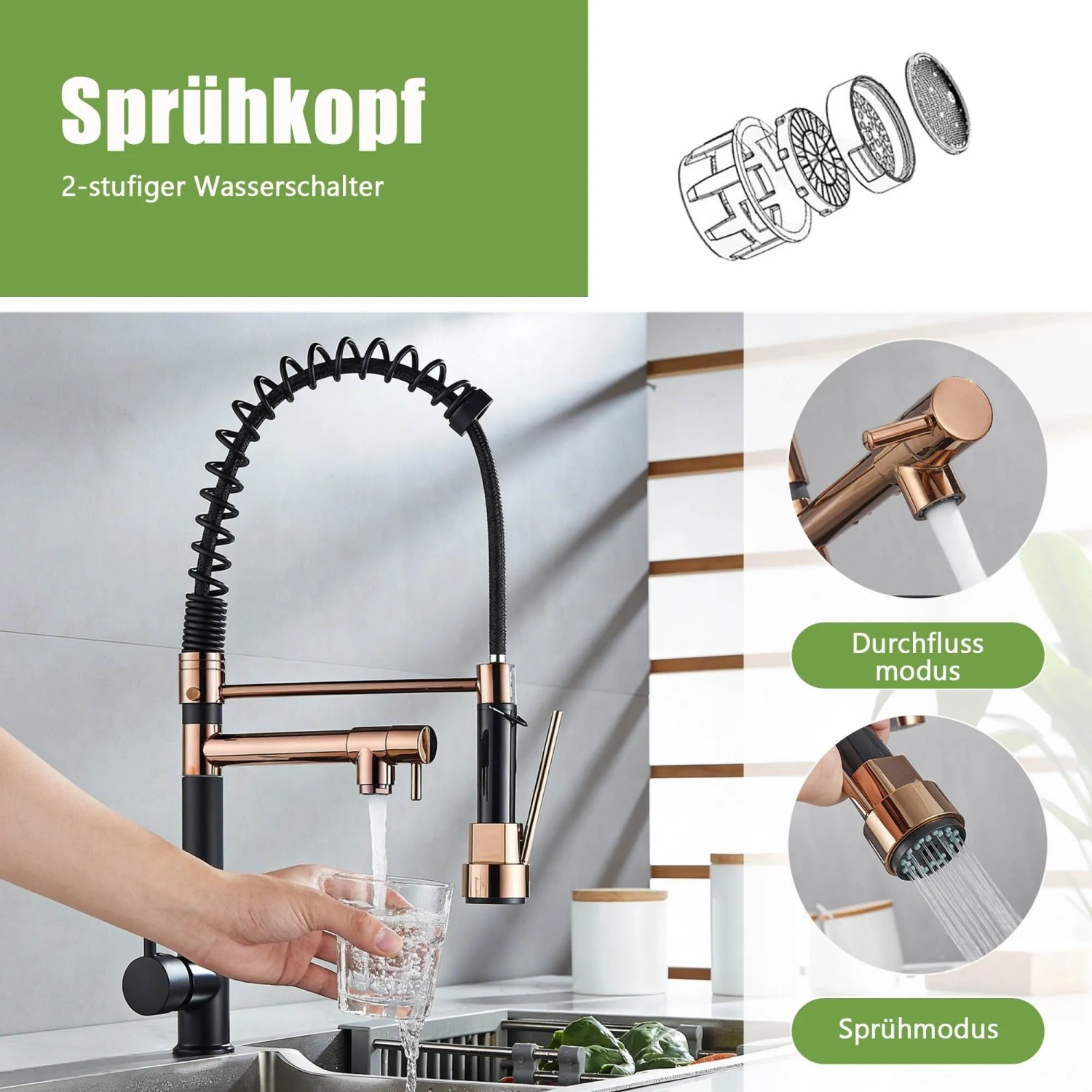 Gold-schwarze Küchenarmatur mit hohem Bogen, 360° drehbar, ausziehbarer Brause und 2 Strahlarten füllt ein Glas.