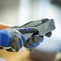Hände mit LUX Arbeitshandschuhen Tough Gr. 10 bedienen ein Smartphone.
