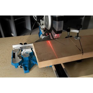 Scheppach HM216SPX Kapp-, Zug- und Gehrungssäge beim Sägen von Holz mit Laserführung.