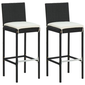 Zwei schwarze Garten-Barhocker aus Rattan mit cremeweißen Kissen.