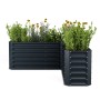 Anthrazitfarbenes L-förmiges Blumfeldt High Grow Hochbeet (160x60x160 cm) mit Bepflanzung.