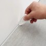 Hand nutzt Fugenglätter Universal an Fuge zwischen Wand und Boden.
