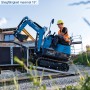 Scheppach Mini-Bagger EXC815: Blauer Bagger mit Fahrer auf Rampe, Baumaschine für Grabarbeiten.