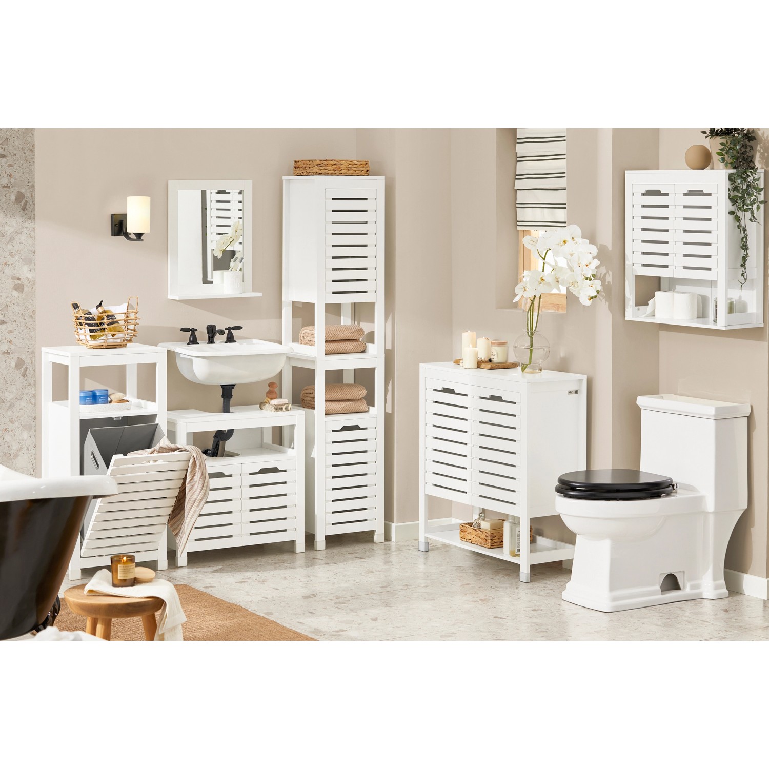 SoBuy Wäscheschrank BZR67-W, weißes Badmöbel-Set mit Lamellentür und ausklappbarem Wäschesack.