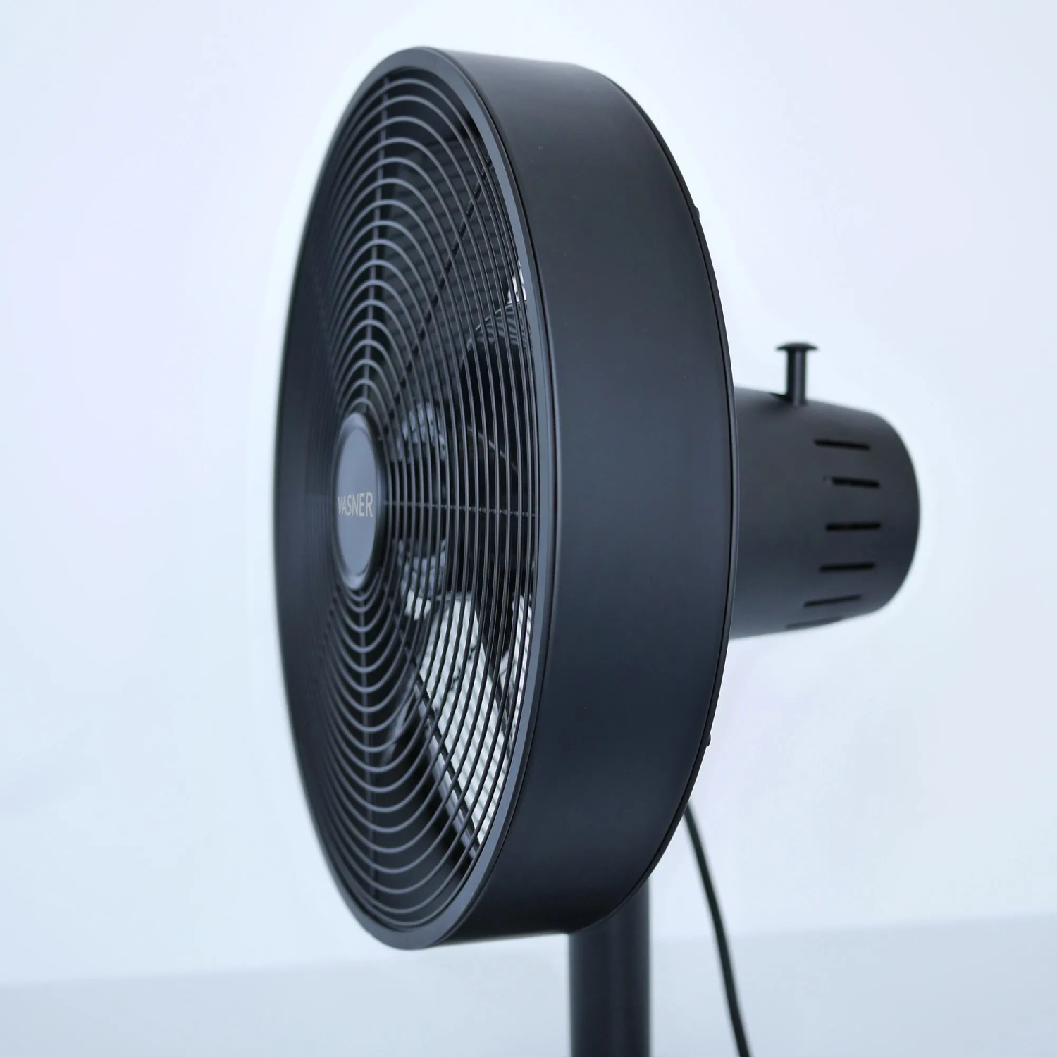 Schwarzer Vasner Tischventilator Ventury T aus Metall mit 5 Rotorblättern und 3 Stufen.
