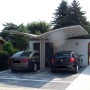Ximax Carport Portoforte-60 in Edelstahl-Optik mit zwei geparkten Autos.