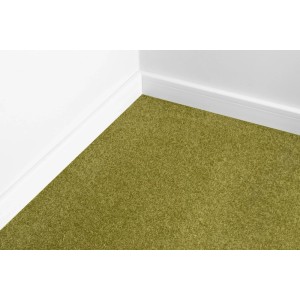 Pastellgrüner RugsX Teppichboden Eton in einer Raumecke mit weißen Wänden und Sockelleisten.