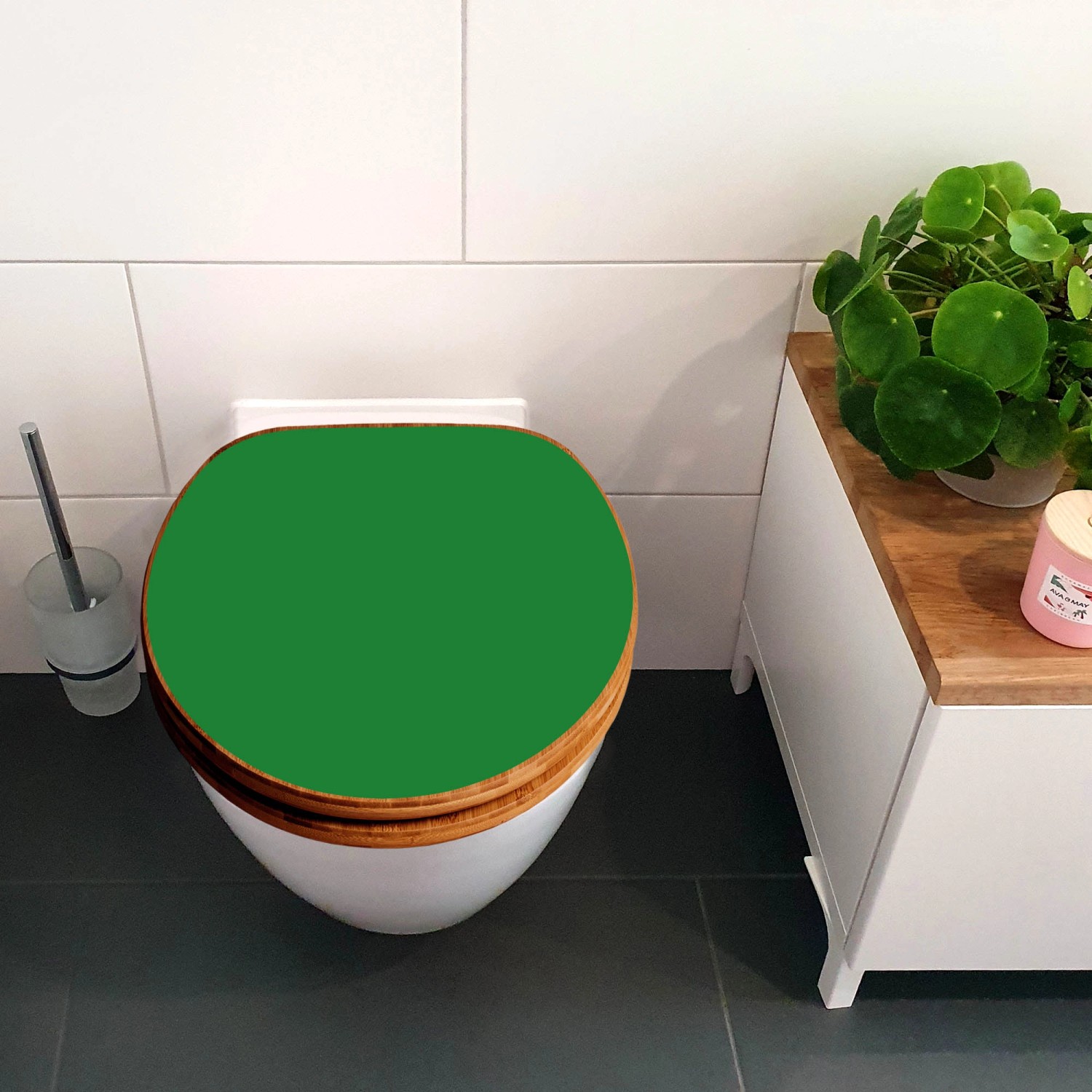 Banjado WC-Sitz aus Bambus mit grünem Deckel auf einer Toilette.