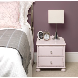 Nachttisch mit Rust-Oleum Kreidefarbe in Porzellan Rosa Matt gestrichen.