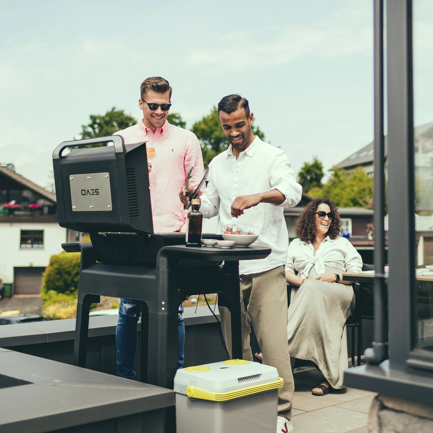 Severin Stand-Elektrogrill Sevo GTS beim Grillen mit Freunden im Freien.
