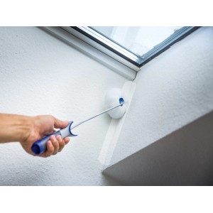 LUX Eckenroller 5 cm aus Polyamid im Einsatz beim Streichen einer Ecke.