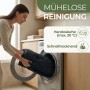 Frau wäscht dunkle Florence Hochlehner Auflage in Waschmaschine. Pflegeleichte Gartenstuhlauflage, handwaschbar & schnelltrocknend.