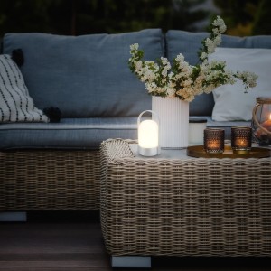 Brilo Akku-LED-Tischleuchte, chrom-matt, auf einem Gartentisch. Dekorative Außenleuchte.