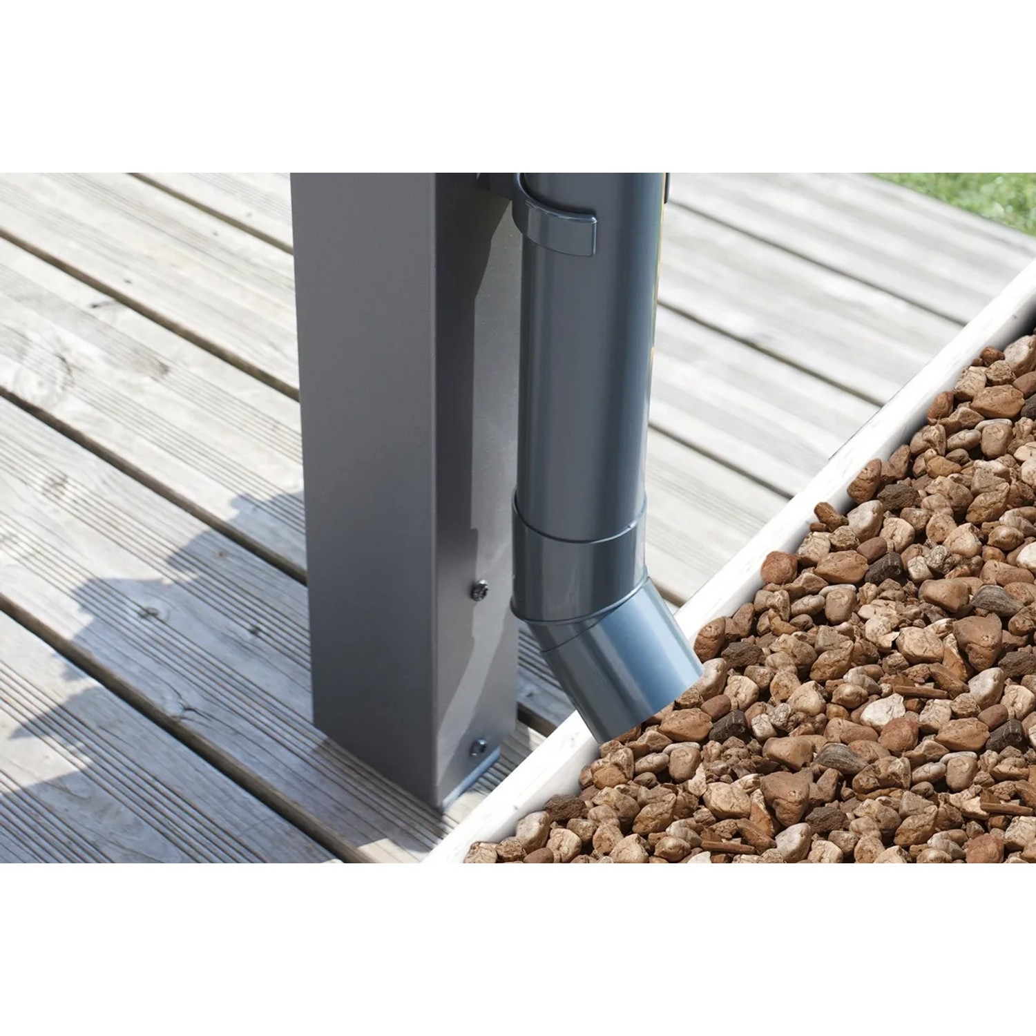 Detailaufnahme: Anthrazitfarbene Skan Holz Terrassenüberdachung Garda mit Regenrinne und Kies.