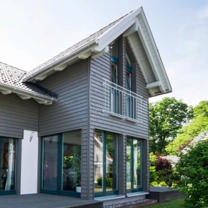 Weißer ECD Germany Französischer Balkon (184x90 cm) mit 14 Füllstäben an modernem Haus.