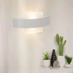 Weiße Brilliant LED-Wandleuchte Solution, 26 cm, für Innenräume mit Lichtauslass nach oben und unten.