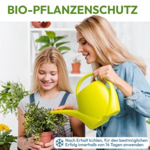 NemaTaurus Nematoden: Mutter und Tochter gießen Pflanze mit Schädlingsbekämpfungsmittel.