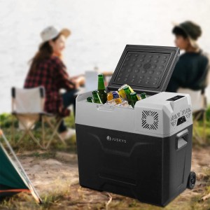 Juskys Kühlbox Yukon 50 Liter mit geöffnetem Deckel, gefüllt mit Getränken und Eis.