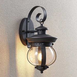 Schwarze Lindby Außenwandleuchte Farley im Retro-Design mit Laternenform und klarem Glas.