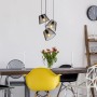 Näve Pendelleuchte Korie mit 3 schwarzen Metallschirmen über Esstisch. Vintage/Industrial Design.