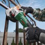 Bosch Akku-Winkelschleifer PWS 18V-70 Solo beim Schleifen von Metall.