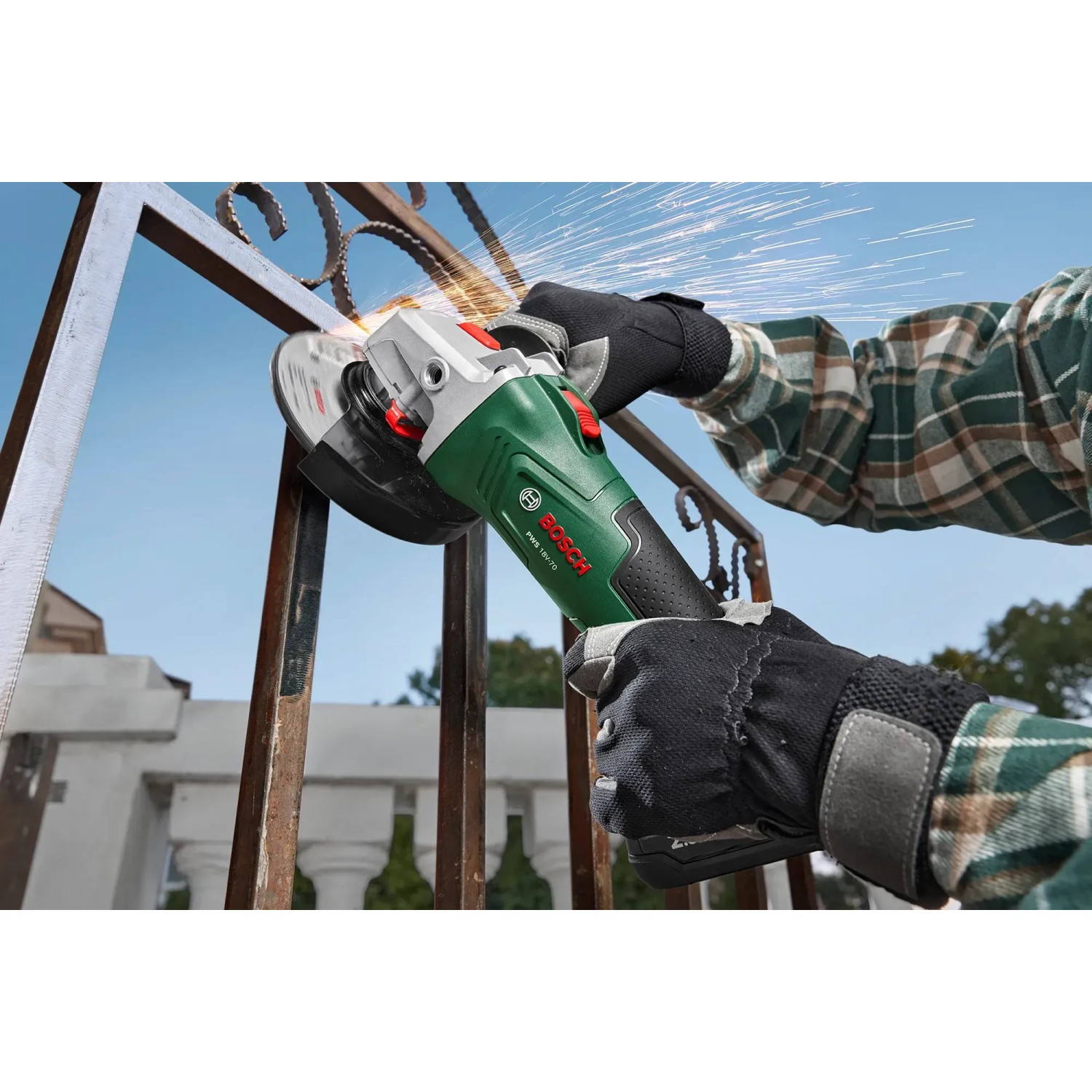 Bosch Akku-Winkelschleifer PWS 18V-70 Solo beim Schleifen von Metall.
