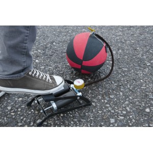 CMI Fußluftpumpe mit Doppelzylinder beim Aufpumpen eines Balls.