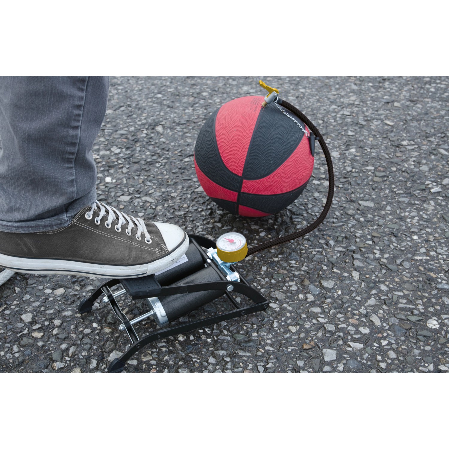 CMI Fußluftpumpe mit Doppelzylinder beim Aufpumpen eines Balls.