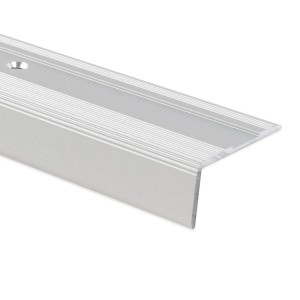 Selbstklebendes, silbernes Treppenkantenprofil in L-Form von Karat, Glory, 36x17x1340 mm.