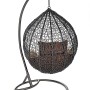 Grauer Home Deluxe Hängesessel Cielo aus Polyrattan mit Gestell und braunen Kissen.