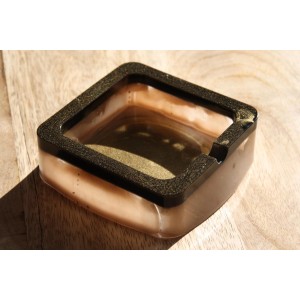 Quadratische Form aus CreativEpoxy Epoxidharz Resin, transparent mit schwarzem Rand.