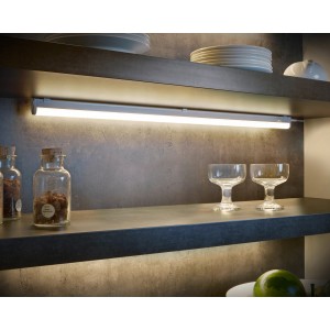 Weiße Trio LED Unterbauleuchte, 84 cm, montiert unter einem Küchenregal.