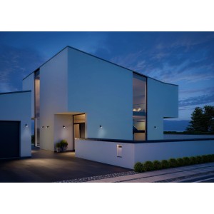 Moderne Hausfassade mit Steinel LED-Spots One in Anthrazit für punktuelle Beleuchtung.