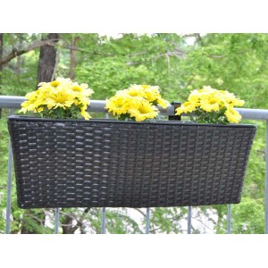 Rechteckiger, coffee-brauner Polyrattan Pflanzkübel (60cm) mit gelben Blumen am Balkongeländer.