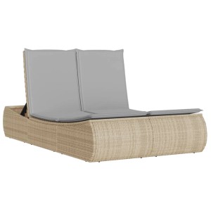 Beige Doppel-Sonnenliege aus Poly Rattan mit hellgrauen Auflagen. Verstellbare Rückenlehne.