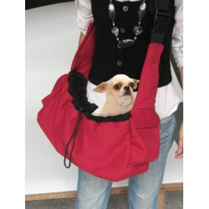 Rote Heimtier-Tragetasche (40 cm) mit kleinem Hund. Ideal für unterwegs.
