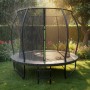Juskys Trampolin SkyBounce S, schwarz/anthrazit, mit Sicherheitsnetz im Garten bei Regen.