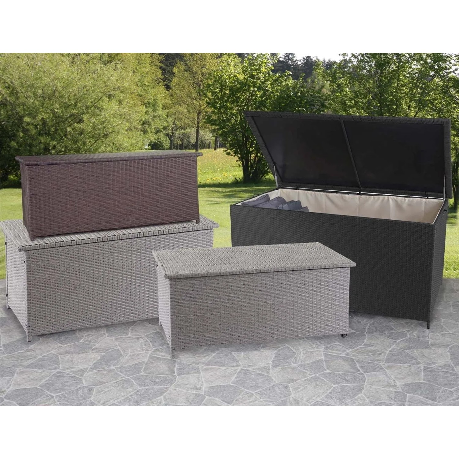 Mehrere Poly-Rattan Auflagenboxen in Braun- und Grautönen im Garten.